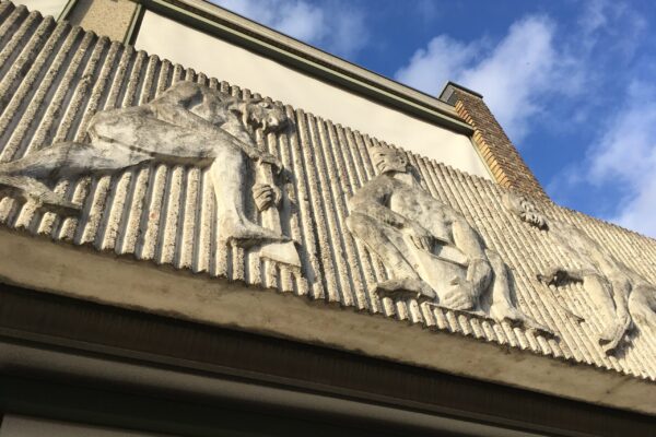 gevelornamenten voormalige Rabobank Mook